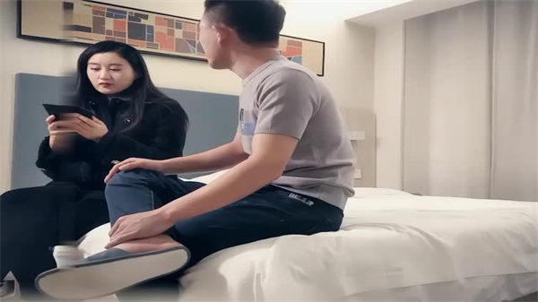 新人兼職禦姐黑絲誘惑！剛下海就被撲倒強吻，抓奶狠吸停不下來